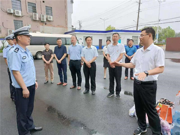 淮南市潘集區(qū)委書記宋立敏率隊(duì)慰問文明城市創(chuàng)建一線工作人員