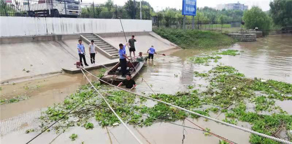 淮南市：保護河道環(huán)境,立足崗位辦實事 -- 清理河道志愿者活動