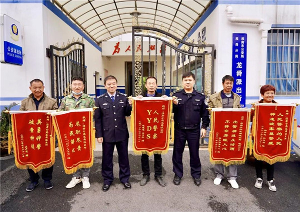 淮南民警為農(nóng)民工追回工資17萬，工人送錦旗“YYDS”